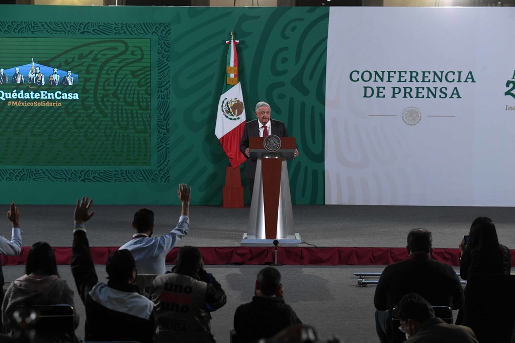 Insiste López Obrador con crítica a partidos pese acuerdo