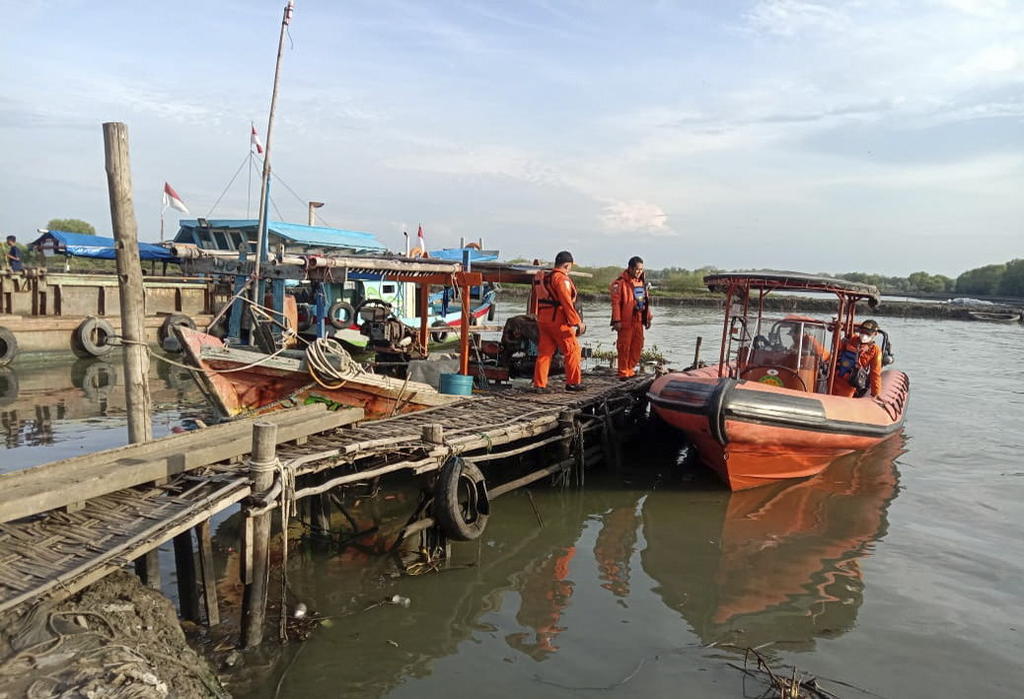 Desaparecen 17 pescadores tras accidente en Indonesia