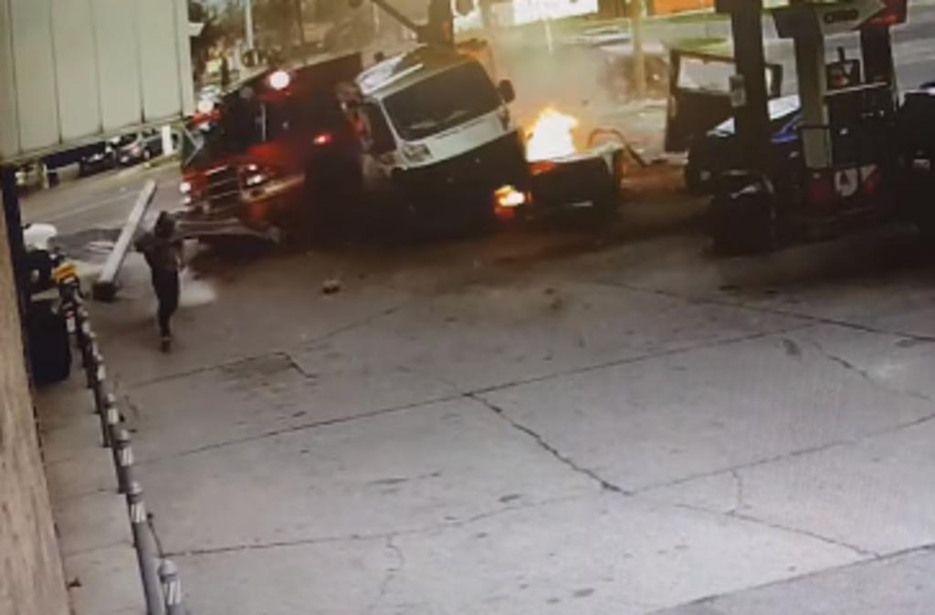 Camión de bomberos choca con camioneta y se estrellan en una gasolinera