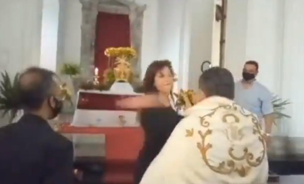 Mujer abofetea a sacerdote en plena misa de Semana Santa