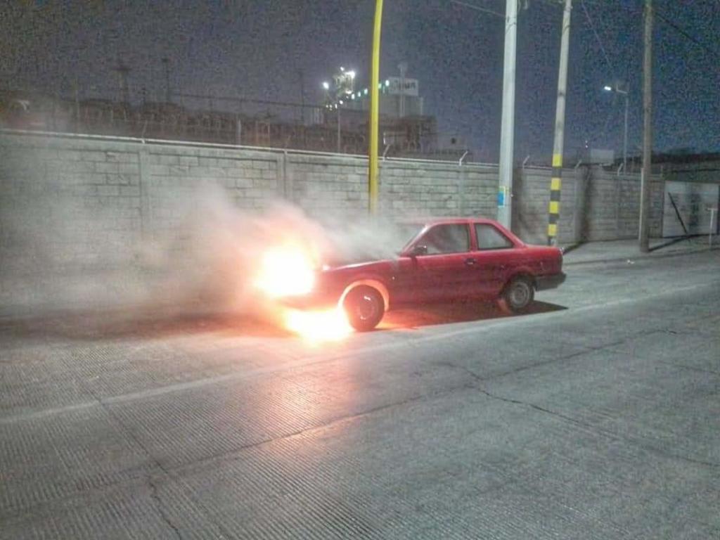 Se incendia auto en el Parque Industrial de Gómez Palacio