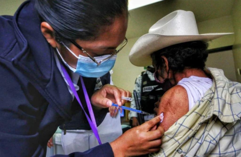 Inicia vacunación contra el COVID de 25 mil adultos mayores en Querétaro
