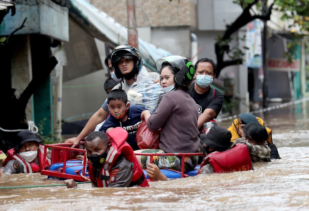 Generan inundaciones, por lo menos, 113 personas muertas