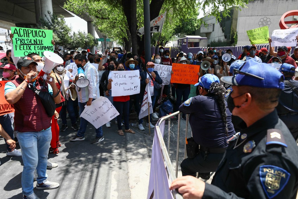 Protestan frente al INE a favor de Salgado