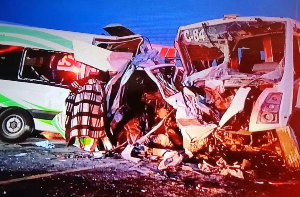Chocan autobús de personal y camioneta en Sonora; reportan 16 muertos