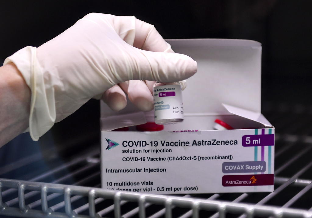 Frena Oxford pruebas en menores de su vacuna desarrollada con AstraZeneca