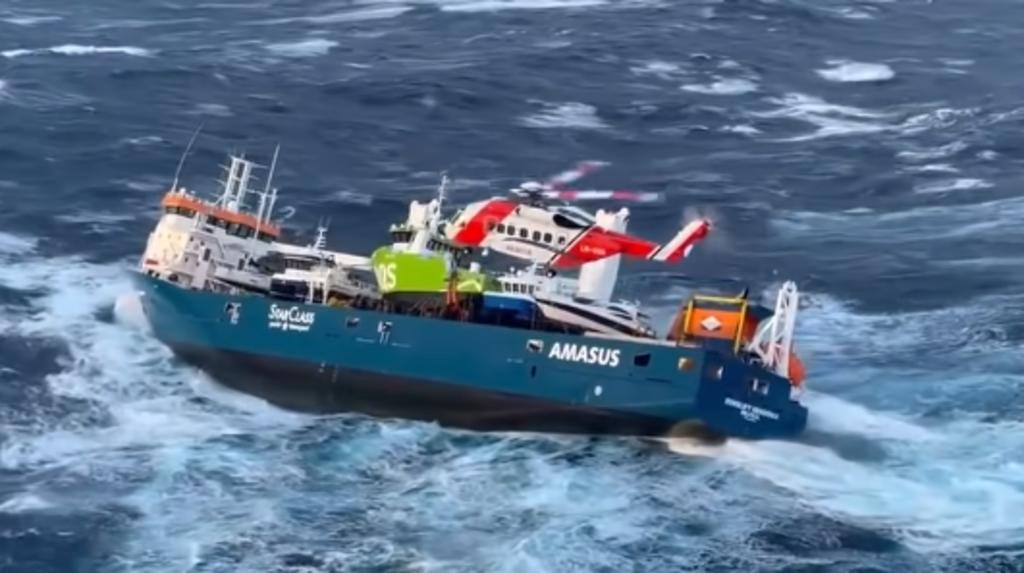 Evacuan a tripulación de un buque vía helicóptero tras la falla de uno de sus motores