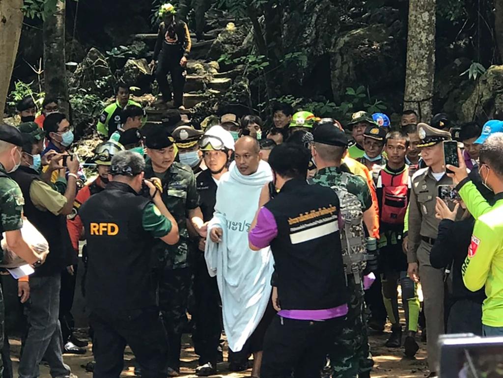 Rescatan a monje budista atrapado en una cueva por las lluvias