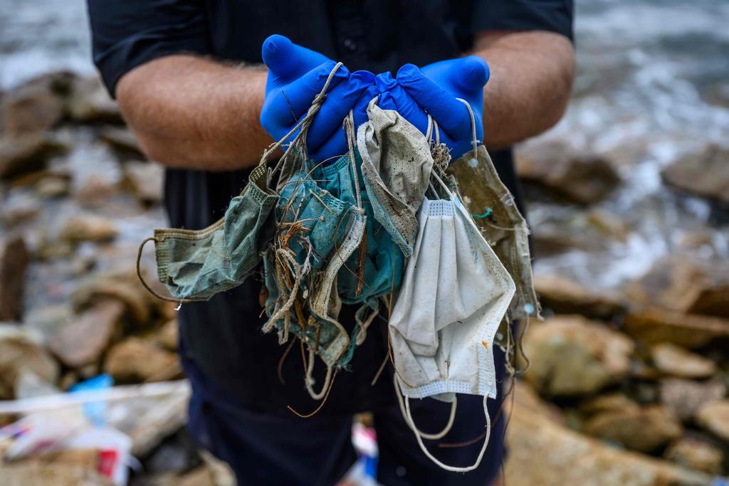 Advierten que cubrebocas terminan como basura en playas del mundo