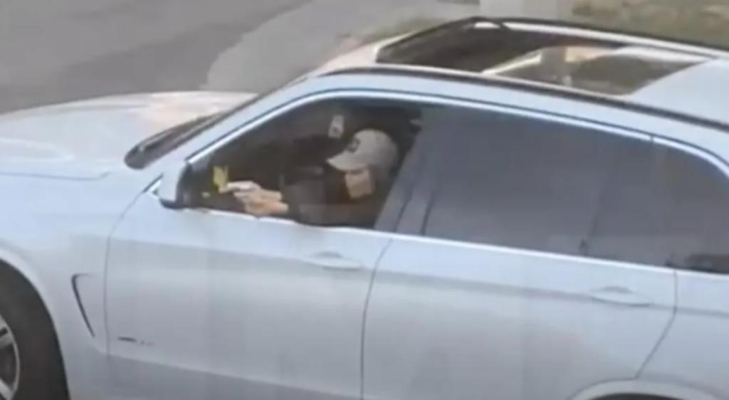 Mujer amenaza a motoristas con un arma por estar 'atrapada' en el tráfico
