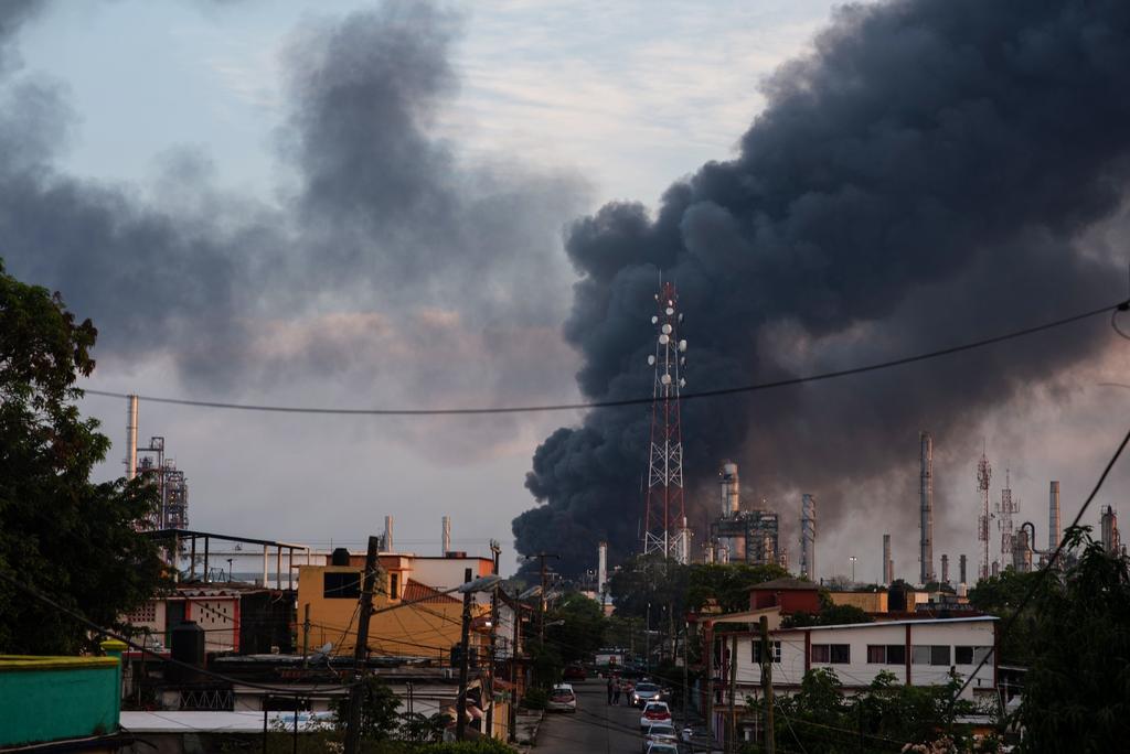 Sufre refinería en Veracruz fuerte incendio