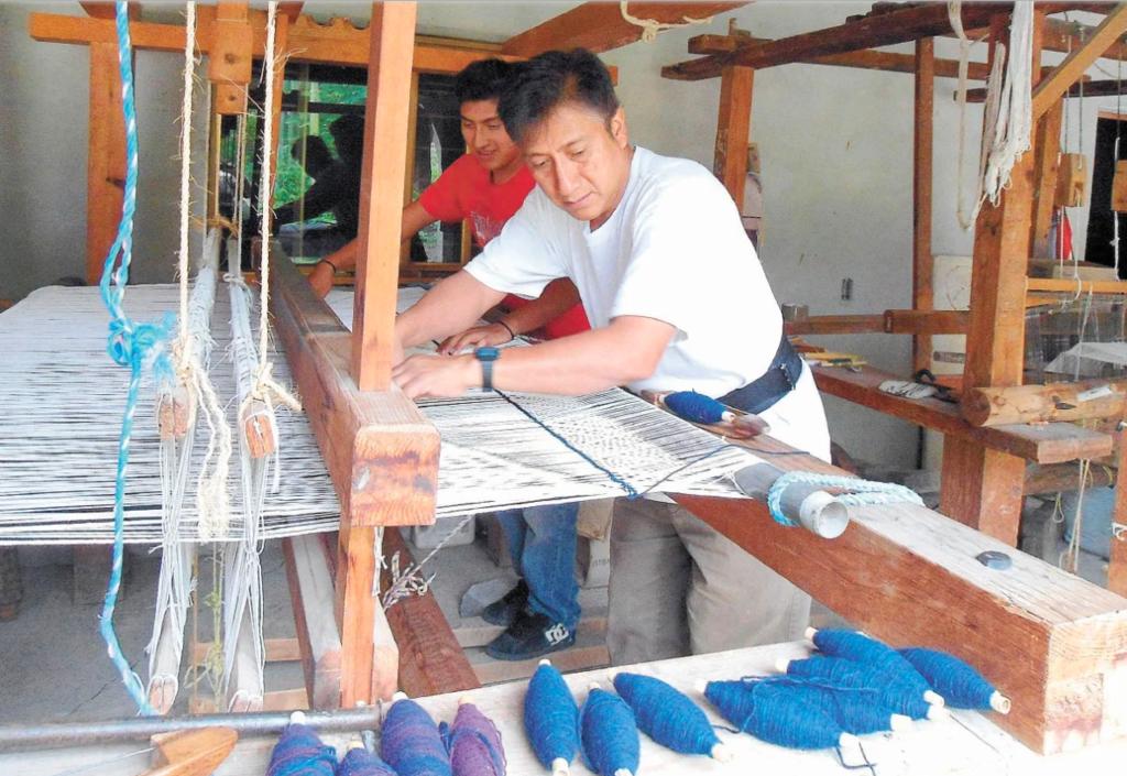 Denuncian artesanos de Oaxaca a marca por apropiarse de autoría de prendas