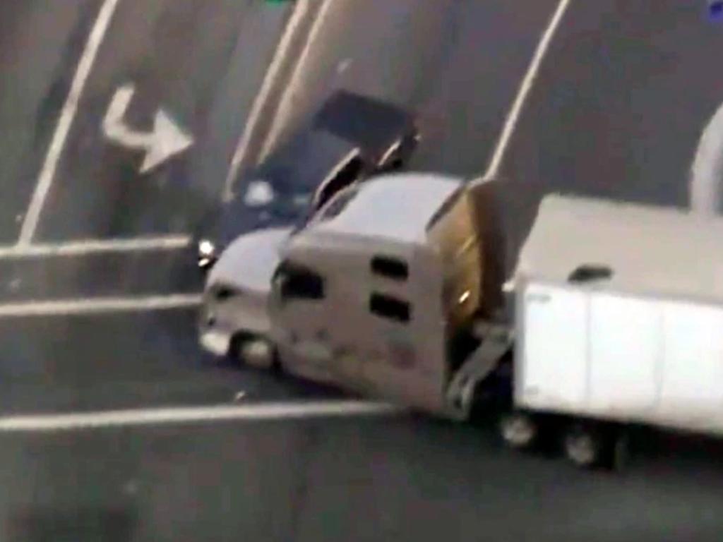 Conductor de camión le pone fin a una persecución policiaca