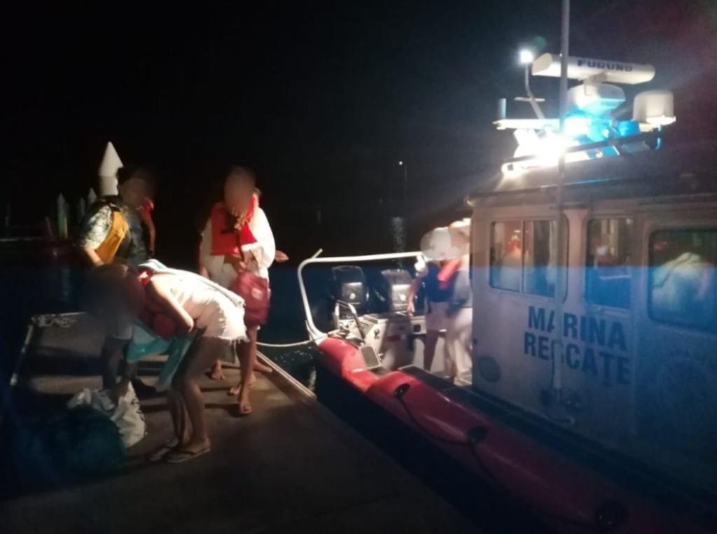 Rescatan a 11 personas de yate a la deriva en Veracruz