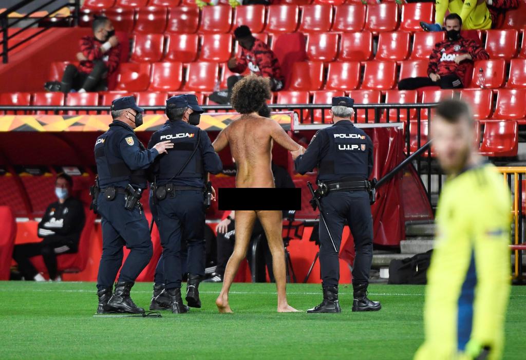 Hombre desnudo invade cancha en duelo Granada Vs. Manchester United