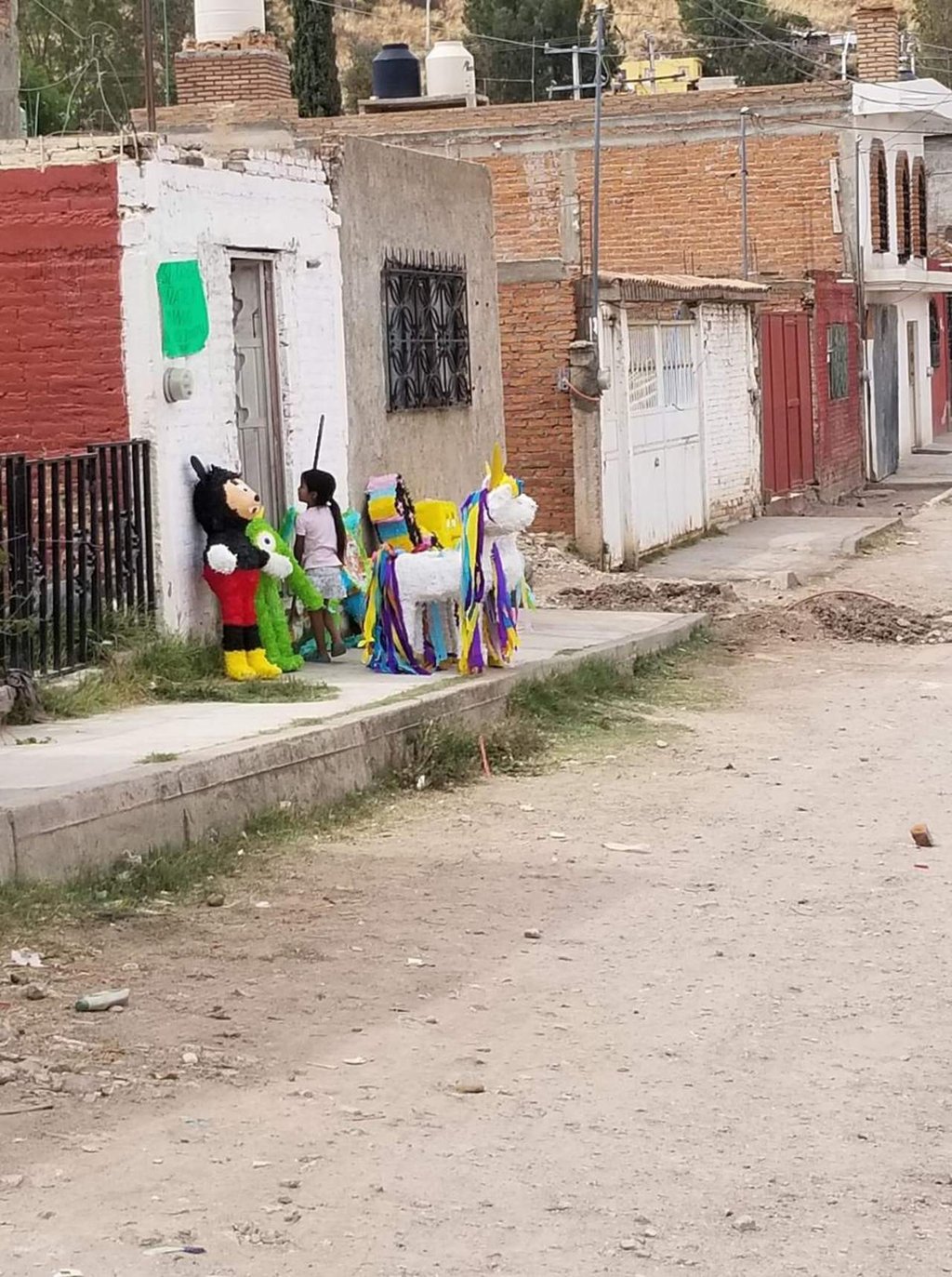 Familia duranguense ofrece piñatas a cambio de comida