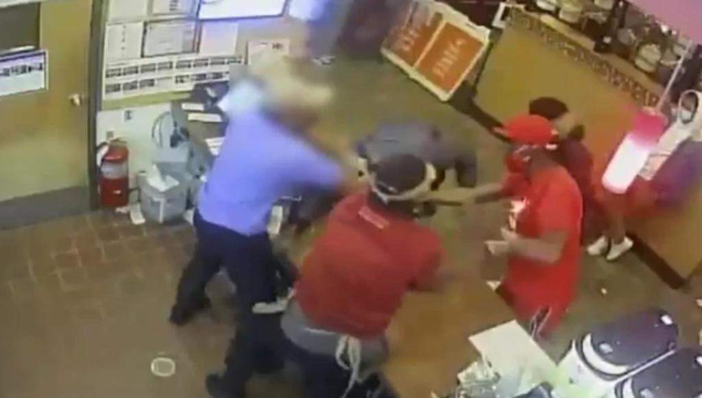 Hombre es golpeado brutalmente dentro de restaurante de comida rápida y sus agresores huyen