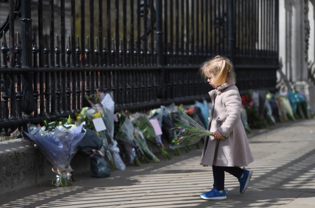 Lloran británicos la muerte de su 'abuelo' en Buckingham