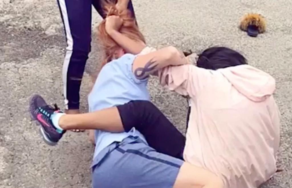 Trabajadora postal es brutalmente atacada por dos mujeres en plena calle