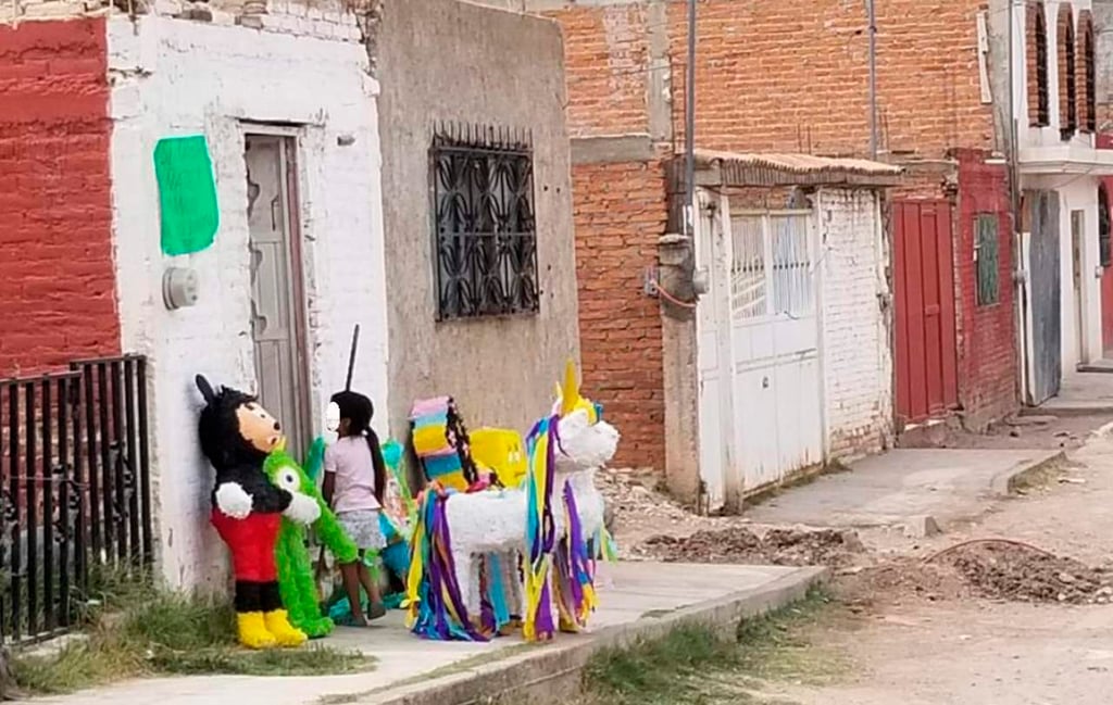 DIF atiende a familia que elabora piñatas