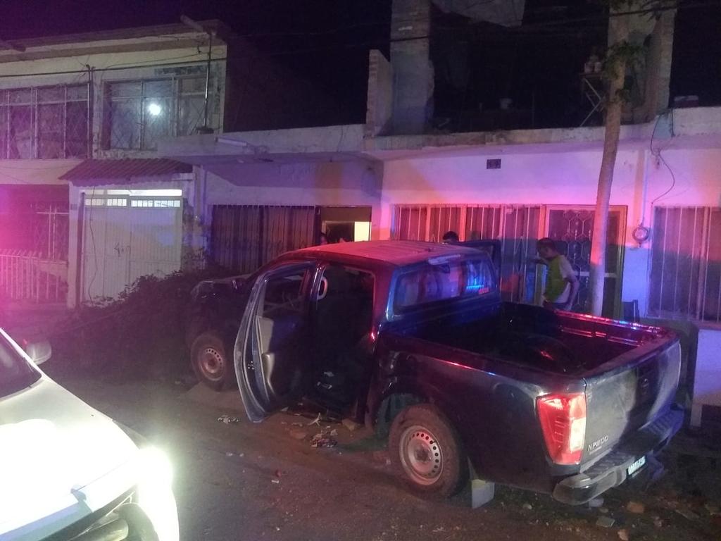 Conductor de camioneta se impacta contra casa en Gómez Palacio