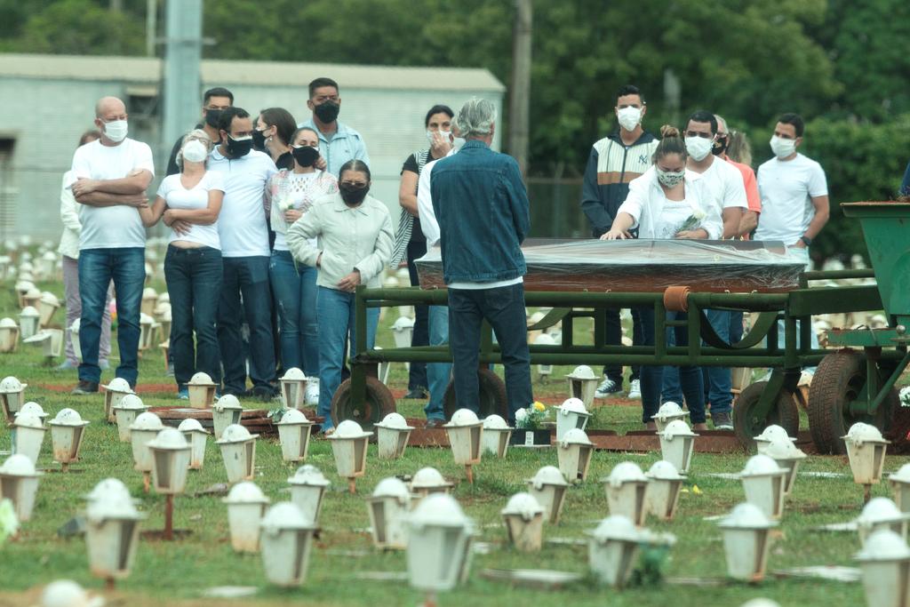 Brasil supera las 350 mil muertes por COVID-19