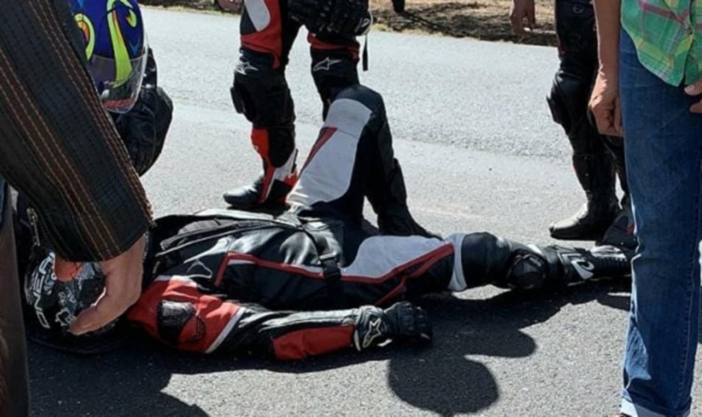 Motociclista sufre accidente por costal de cebollas; piden ayuda para localizar al tráiler que lo transportaba