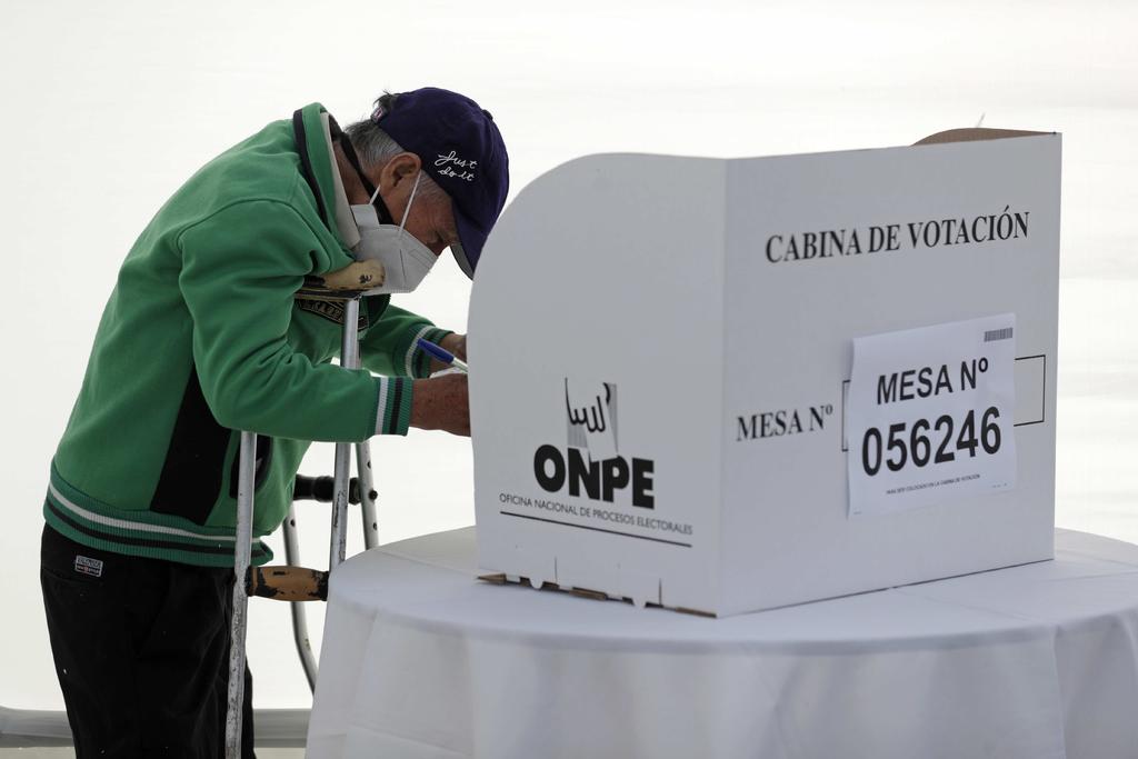 Peruanos salen a elegir a su nuevo presidente