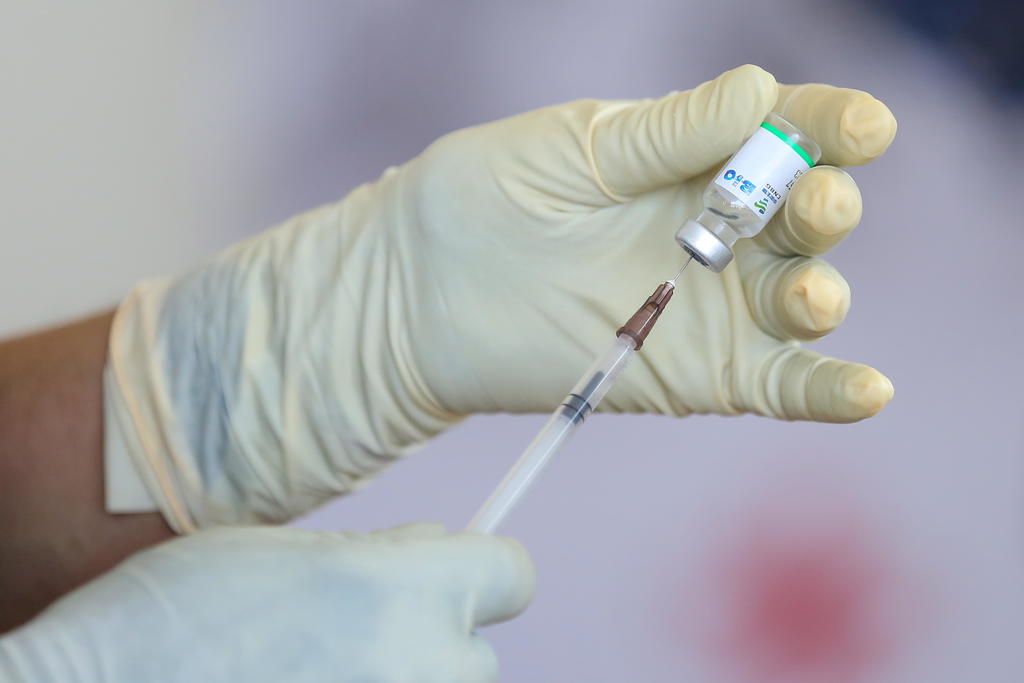 Afirma funcionario que vacunas chinas tienen una efectividad baja