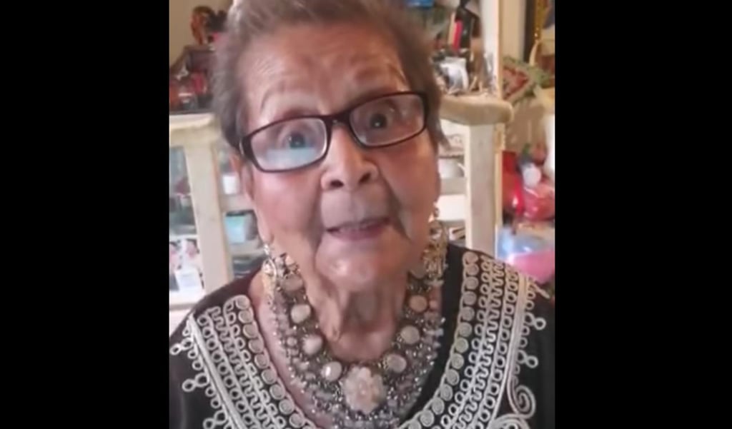 Tras recibir vacuna COVID-19, abuelita escribe poema y se viraliza