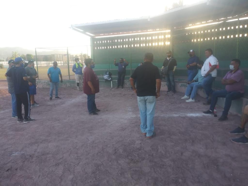 Imparten clínica para ampáyeres de softbol en La Laguna
