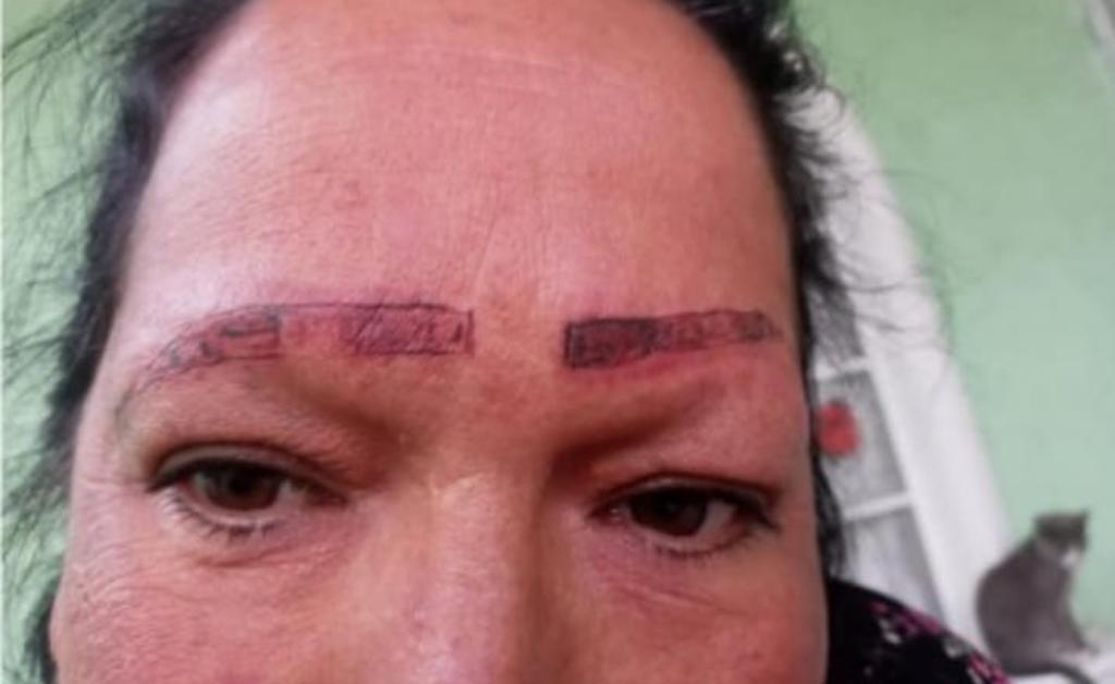 'Vean como dejaron a mi mamá'; denuncia a tatuadores por 'estafadores'