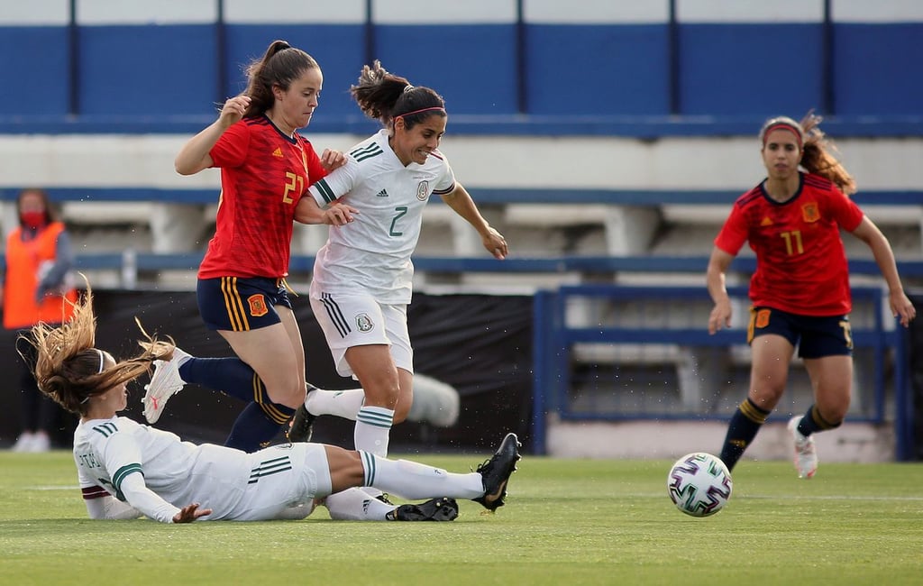 España impone su pegada ante México, 3-0