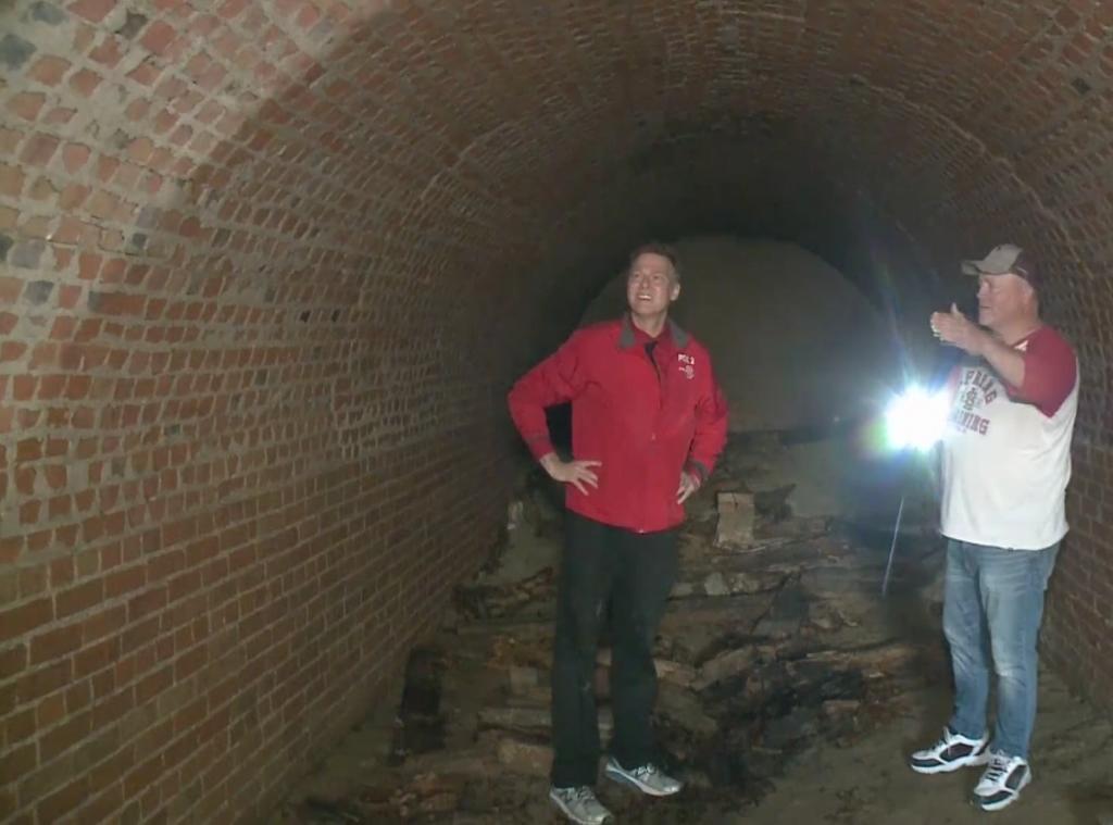 Pareja encuentra un túnel del siglo XIX bajo su casa