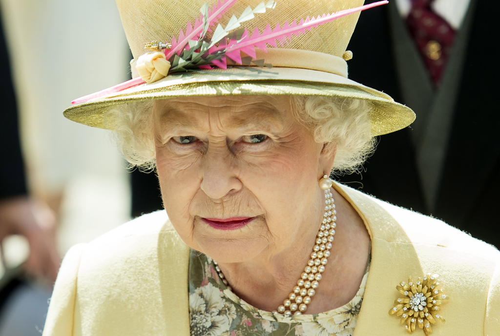 Regresa Isabel II a sus deberes reales tras deceso del príncipe Felipe