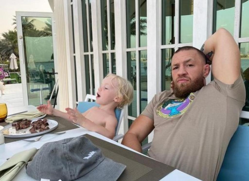 Conor McGregor aconseja a su hijo golpear a otros niños y lo critican