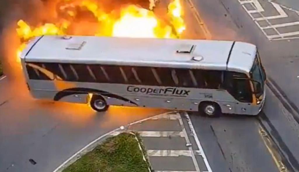 Auto explota al ser estrellado contra un autobús tras ser embestido por un tráiler