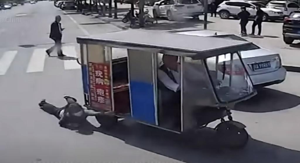 Chofer de autobús salva a mujer que estaba siendo arrastrada por un vehículo de tres ruedas
