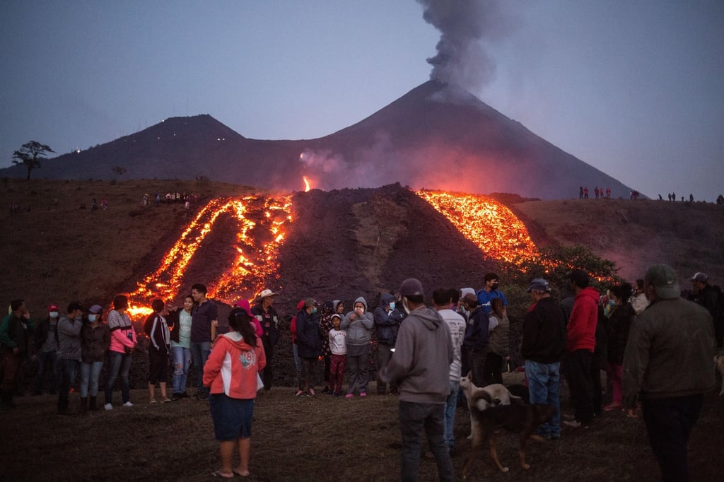 Lava de volcán acecha a comunidades