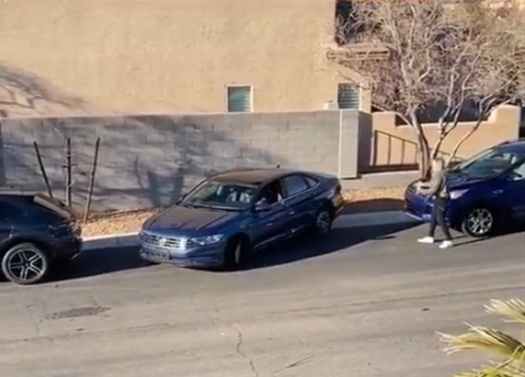 Video de conductora intentando estacionarse se hace viral por el inesperado final