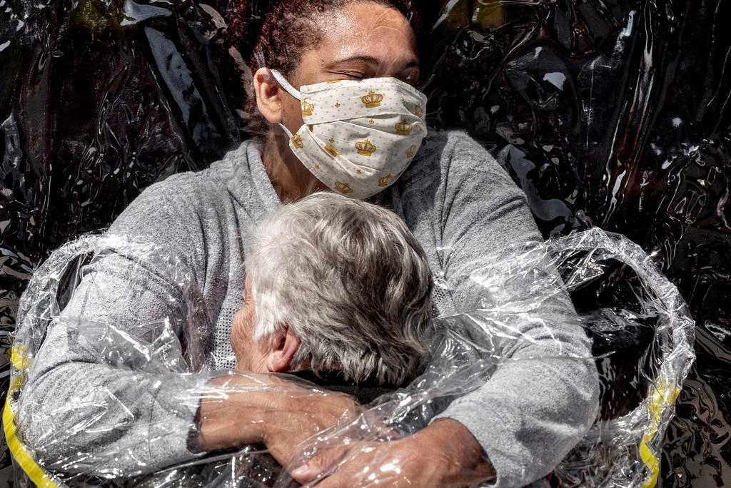 Primer abrazo en pandemia, la mejor fotografía en el World Press Photo 2021