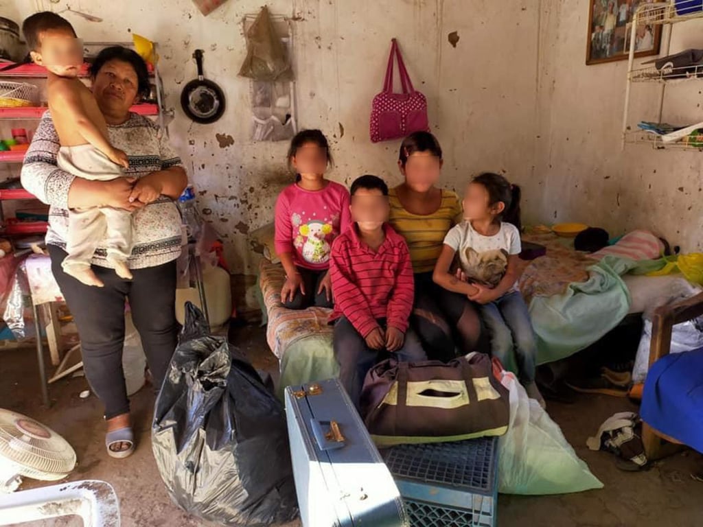 Abuelitos duranguenses viven en hacinamiento; piden una cama para sus nietos