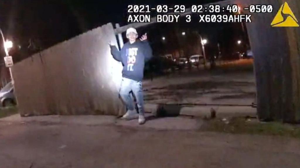 Video revela que Adam Toledo tenía las manos en alto y el policía de Chicago disparó