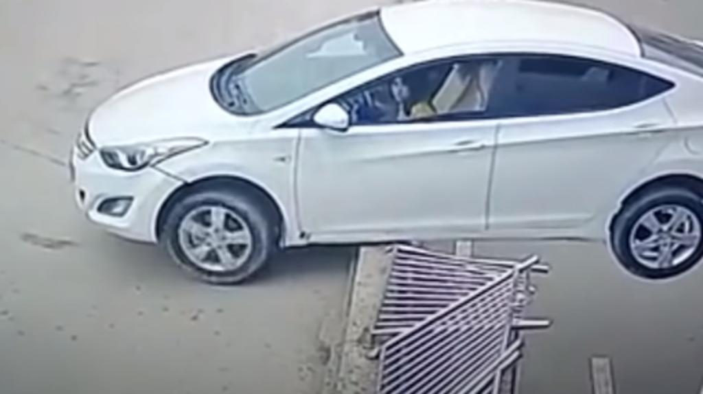 Mujer pierde el control de su auto y queda colgando desde un desnivel