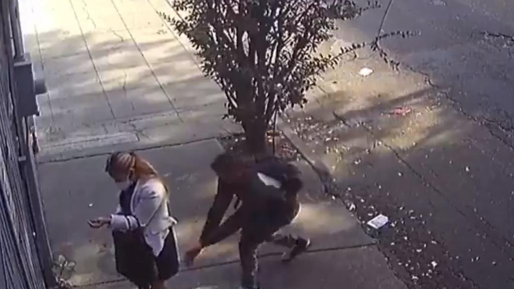 Denuncian caso de acoso a mujer en CDMX; sujeto le alzó la falda en la calle