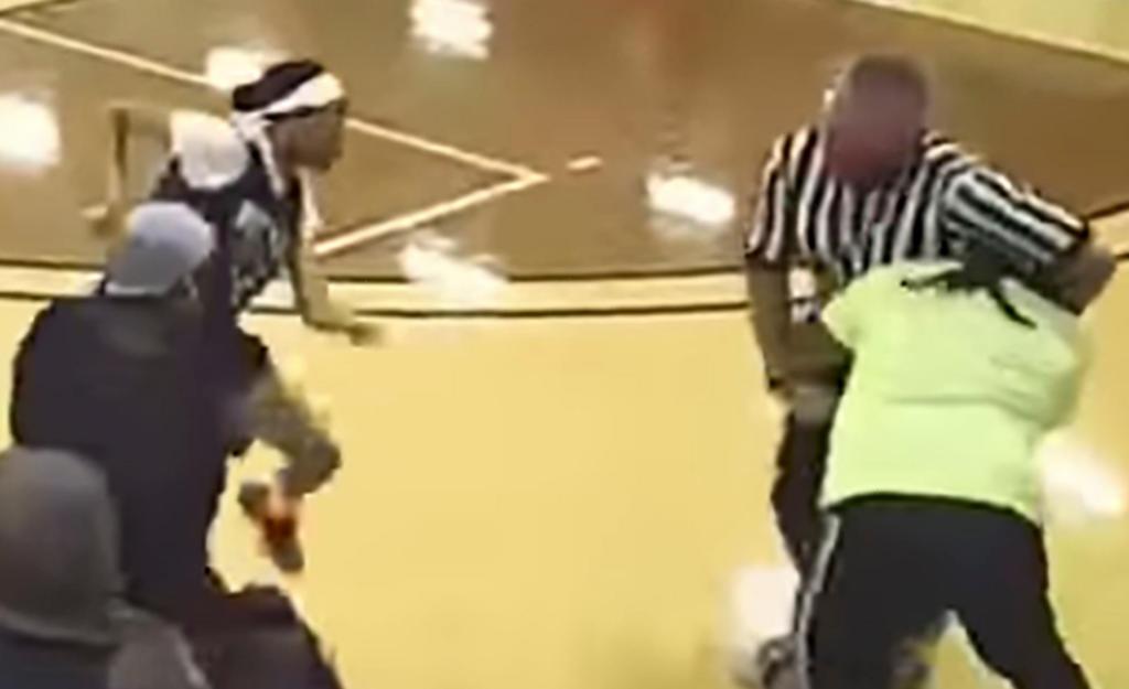Árbitro es estrellado contra el piso durante un juego de basquetbol femenil
