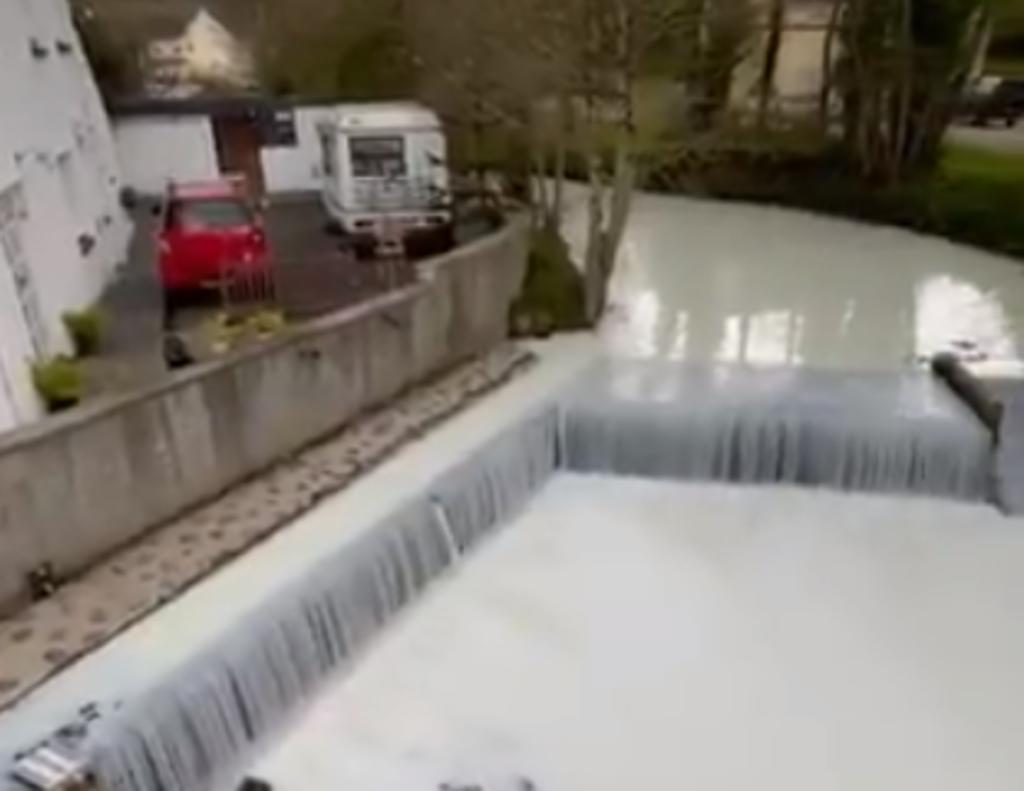 Río se tiñe de blanco tras volcadura de un camión que transportaba leche