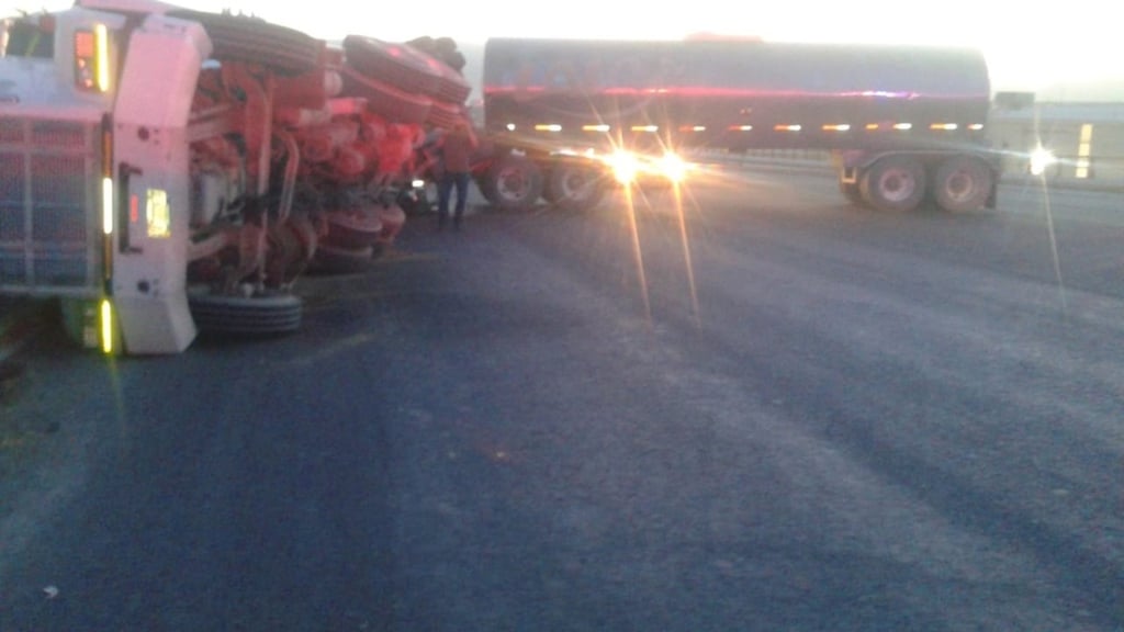 Camión cargado con leche pierde el control y se vuelca en carretera a Gómez Palacio