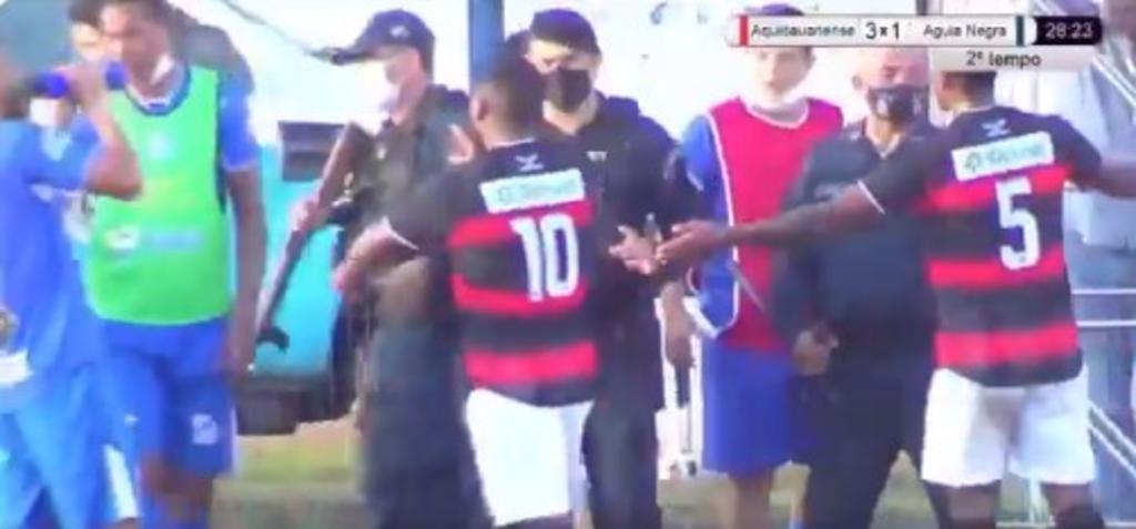 Policía dispara a jugadores durante partido en Brasil