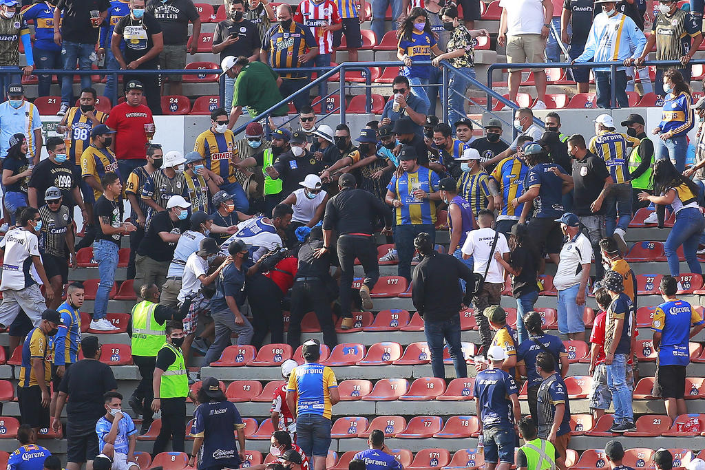 Jugador del San Luis se engancha con aficionados en el estadio